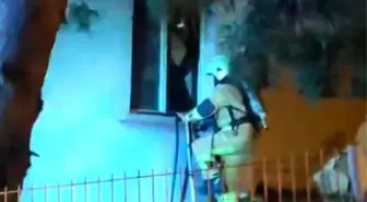 Bursa'da korkutan yangın: İtfaiye ekipleri camı kırıp içeri girdi