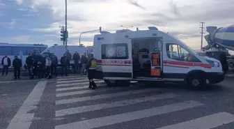 Diyarbakır'da otomobil ile çarpışan hafif ticari aracın sürücüsü yaralandı