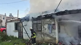 Evinde çıkan yangında yaralandı