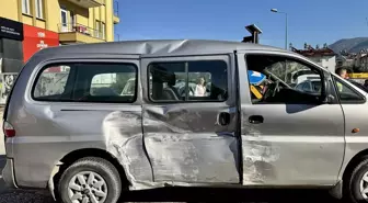 Fethiye'de minibüs ile kamyonetin çarpıştığı kazada 13 kişi yaralandı