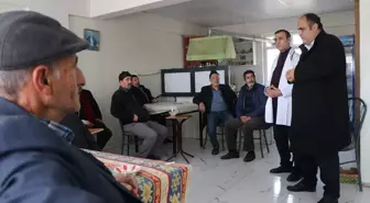 Gönüllü doktor ve gençler sağlık taraması ve ilk yardım eğitimi için köy yollarında