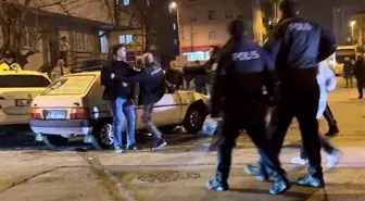 Kazada savrulan otomobil kaldırımdaki yayalara çarptı: 4 yaralı