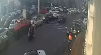 Maltepe'de sürücüsünün fren yerine gaza bastığı otomobil, başka araca çarptı; kaza kamerada