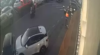 Maltepe'de sürücüsünün fren yerine gaza bastığı otomobil, başka araca çarptı; kaza kamerada