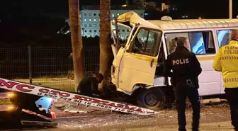 Minibüs refüje çıktı: Alkollü sürücü yaralandı