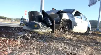 Otomobil trafik ışığı direğine çarptı: 2 yaralı