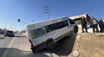 Park halindeki minibüs, caddeden D-100 kara yoluna düştü