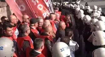 Polis ekipleri, TBMM önünde eylem yapmak isteyen grubu ablukaya aldı