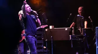 Rize'de 'Yaşayan Miras Şöleni'nde şarkıcı Kıraç sahne aldı