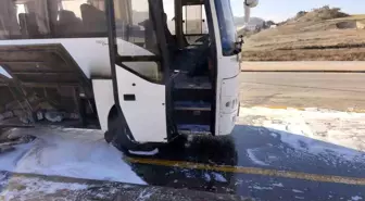 Seyir halindeki işçi servisi alev aldı