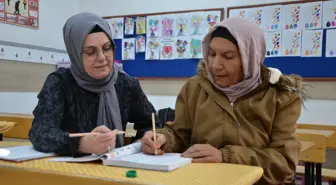 Torununa öğretebilmek için 64 yaşında okuma yazma kursunda
