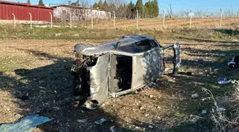 Uşak'ta otomobil tarlaya devrildi: 1'i bebek 5 yaralı