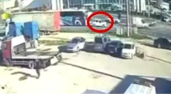 Yürekler ağza geldi, yolcu otobüsü otomobili metrelerce savurdu