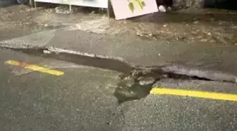 Bodrum'da ana su hattı patladı, yol çöktü