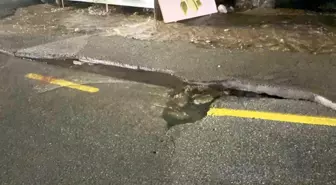 Bodrum'da ana su hattı patladı, yol çöktü