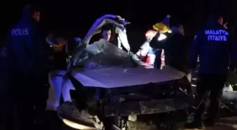 Direğe çarpan araç kağıt gibi dağıldı