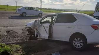 Diyarbakır'da otomobil ile minibüs çarpıştı: 7 yaralı