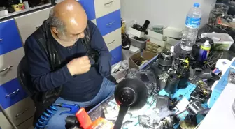 Dükkanında 41 yıldır biriktirdiği fotoğraf makinelerini sergiliyor