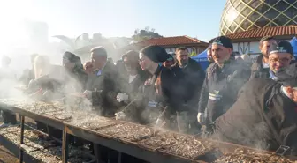 Festivalde 2 saatte 2 ton hamsi tüketildi