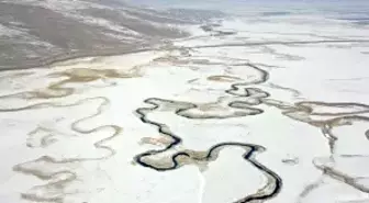 Karla beyaza bürünen Göle Ovası'ndaki menderesler dronla görüntülendi