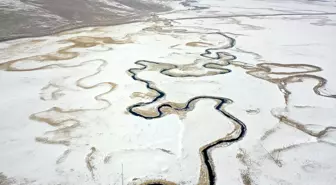 Karla beyaza bürünen Göle Ovası'ndaki menderesler dronla görüntülendi