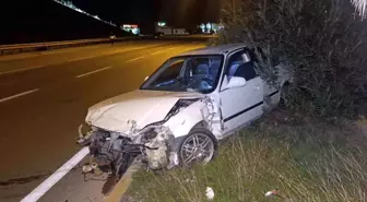 Kaza yapan otomobil refüjde terk edilmiş bulundu