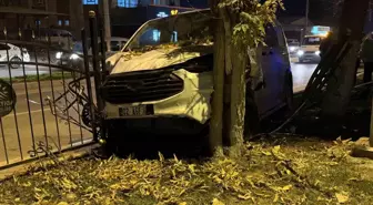 Kontrolden çıkan minibüs, refüjdeki ağaca çarparak durabildi