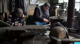 Manisalı çan ustası 65 yıldır atölyesinde üretim yapıyor