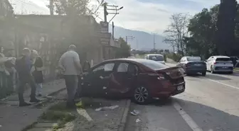 Sakarya'da 2 otomobilin çarpıştığı kazada 5 kişi yaralandı