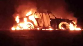 Seyir halindeki otomobil yanarak kullanılamaz hale geldi