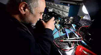'Tek elle' sarıldığı mesleğinde fotoğraf makinelerine hayat veriyor