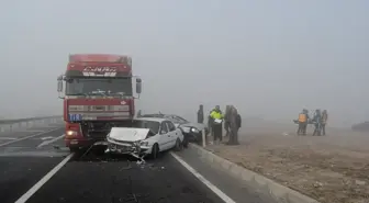 TIR, kırmızı ışıkta duran 4 araca çarptı