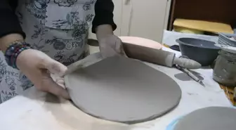 Tokat'ta seramik eğitimi alan kadın süs eşyaları yapıyor