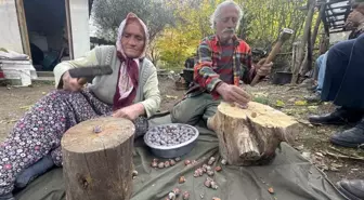 Topladıkları kozalakları kızgın ateşte saatlerce kaynatarak şifa deposuna dönüştürüyorlar