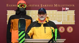 AK Parti'li Cıngı, kayak kıyafetleriyle yaptığı basın toplantısında kış turizmine dikkat çekti