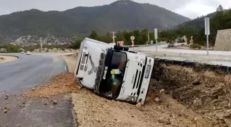 Antalya'da kamyon devrildi, sürücü yaralandı