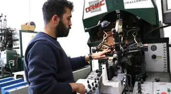 Ayakkabıcılığın püf noktalarını mezun olduğu okuldaki öğrencilere aktarıyor