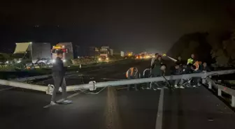 Aydın'da tırın açık kalan dorsesinin hız tespit sistemi direğine çarpması kamerada