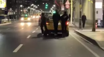 Beşiktaş'ta Patenli Gençler Taksinin Arkasına Tutunarak Tehlikeli Yolculuk Yaptı