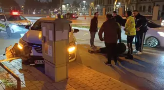 Bursa'da otomobil trafik levhalarına çarptı: 1 yaralı