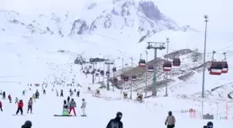 Erciyes Kayak Merkezi'nde yeni sezonun ilk hafta sonunda yoğunluk