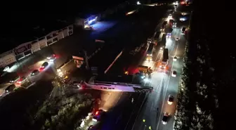 Erzurum-Artvin kara yolunda dorsesi yola oturan gemi yüklü tır ulaşımı aksattı