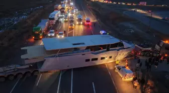 Erzurum'da yat taşıyan TIR yolda kaldı, trafik felç oldu