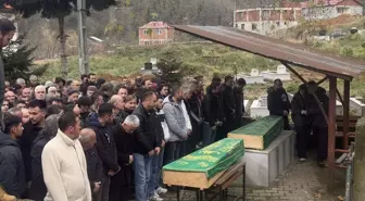 Giresun'da trafik kazasında ölen abla ve kardeşi defnedildi