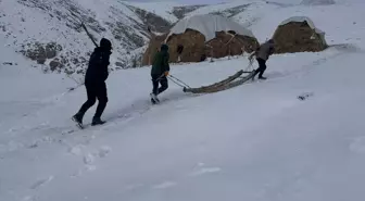 Hakkari'de besiciler hayvanları için kar ve soğukla mücadele ediyor