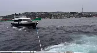 İstanbul Boğazı'nda sürüklenen tekne kurtarıldı