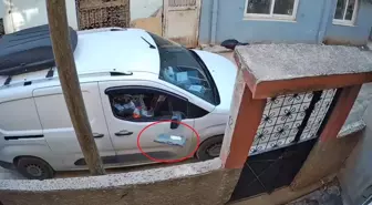 Kargo görevlisinin paketi bahçeye fırlattığı anlar kamerada
