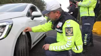 Kocaeli'de jandarma ekiplerince 'zorunlu kış lastiği' denetimi yapıldı