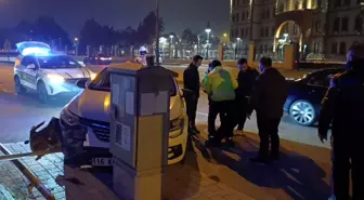 Kontrolü kaybedip trafik levhalarına çarptı: 1 yaralı