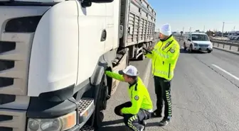 Mardin'de trafik polisleri araçları denetledi